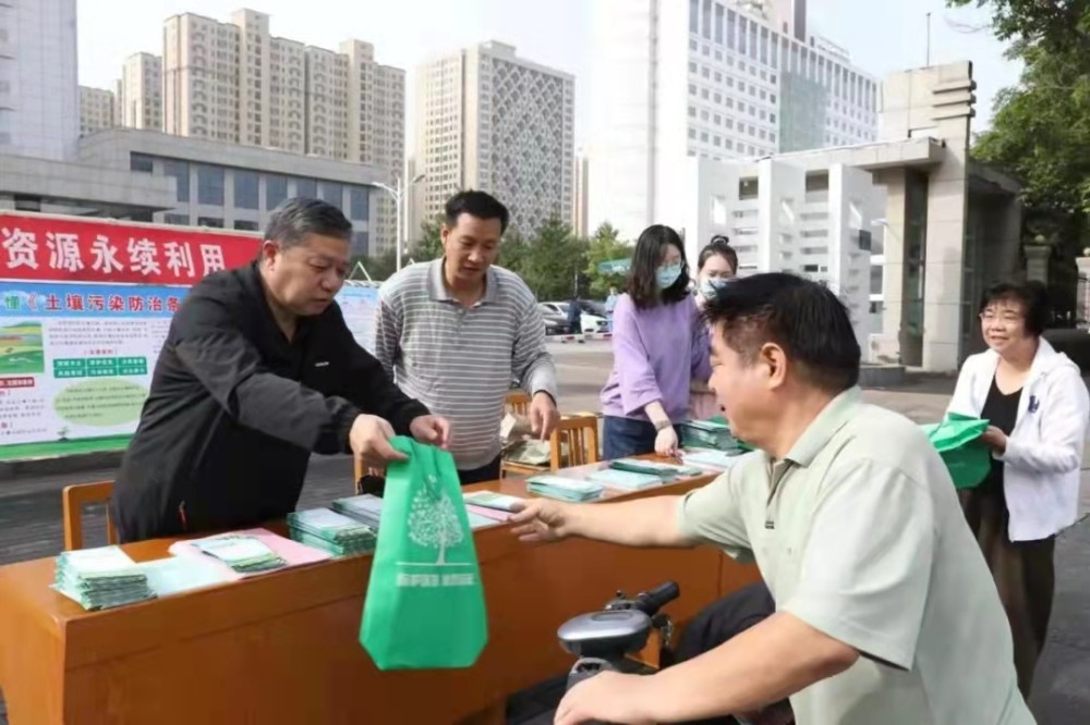 安阳市生态环境局开展《河南省土壤污染防治条例》宣传活动
