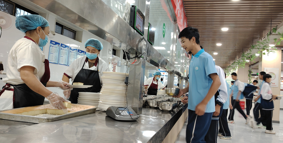 安阳市第二十五中学持续规范食堂食品安全管理