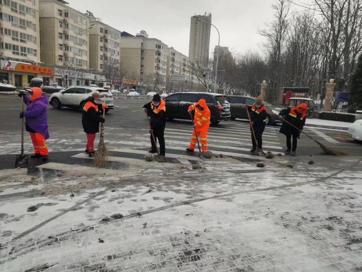 ‘雷火电竞首页’安阳环卫系统铲冰除雪确保道路畅通(图5)