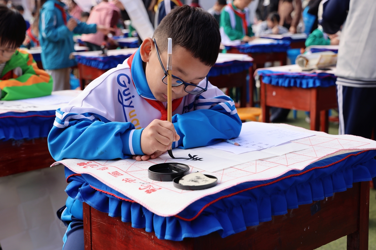 安阳市第五届“幸福杯”中小学书法现场书写大赛举行