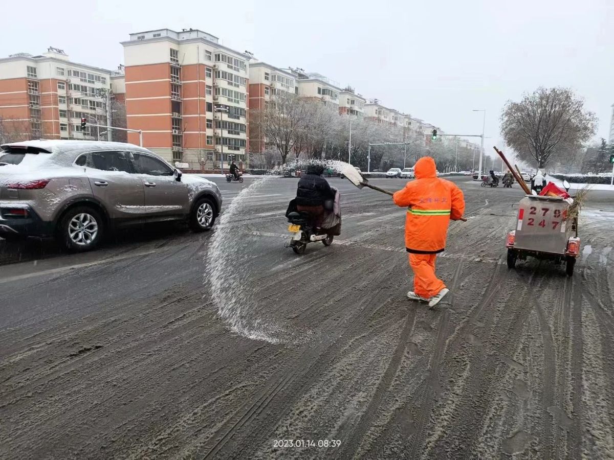 ‘雷火电竞首页’安阳环卫系统铲冰除雪确保道路畅通(图3)