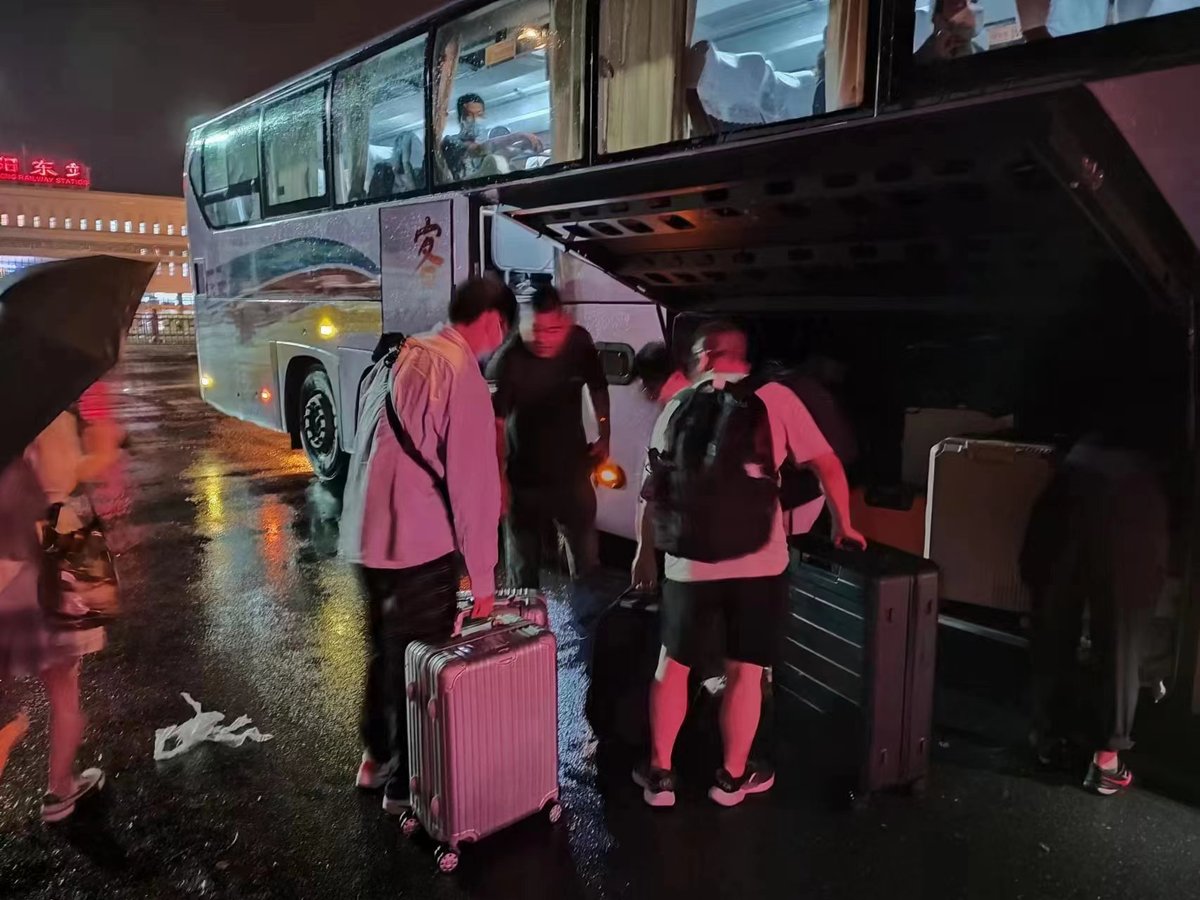市交通运输局紧急调度应急力量转运安阳高铁东站滞留乘客