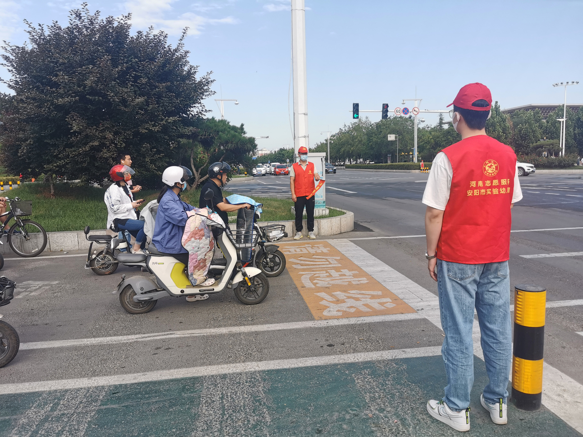 安阳市实验幼儿园志愿者服务队开展“文明交通”志愿服务活动