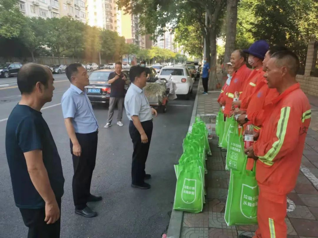 安阳城市管理局主要领导慰问一线环卫工人-雷火电竞首页(图1)