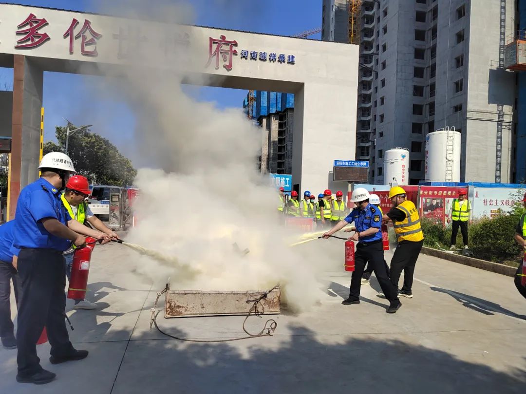 半岛官方下载入口-安阳市城建监察支队开展“安全生产月”安全宣传进工地活动(图2)