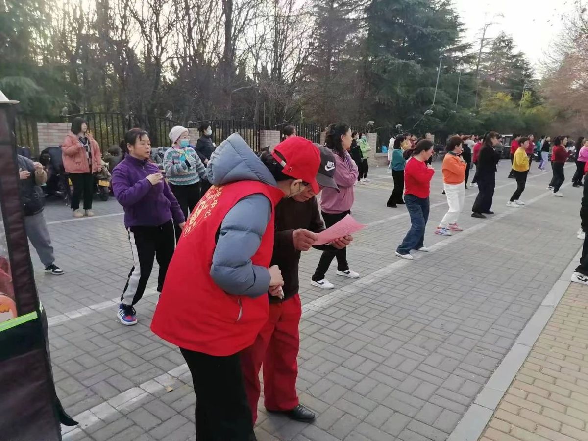 安阳园林绿化中心开展“静音广场舞 规范暴走团 文明健步走”降噪志愿服务活动“泛亚电竞”(图4)