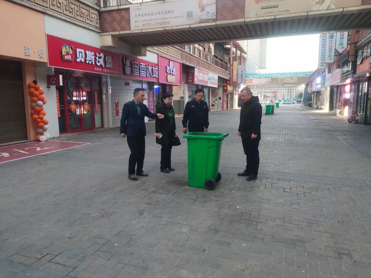 安阳城市管理局领导晨查环境卫生管理工作
