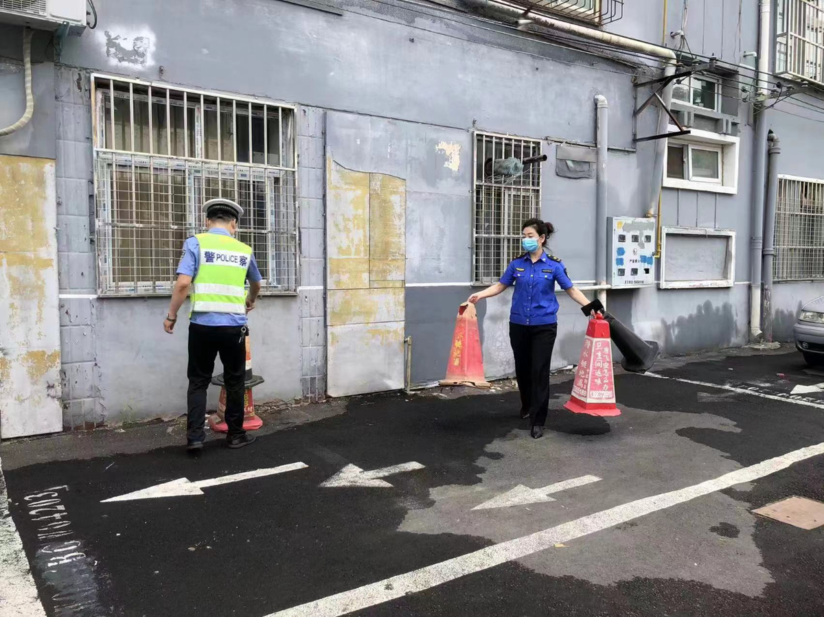 安阳城市管理局与公安部门联合整治违规占用停车泊位行为