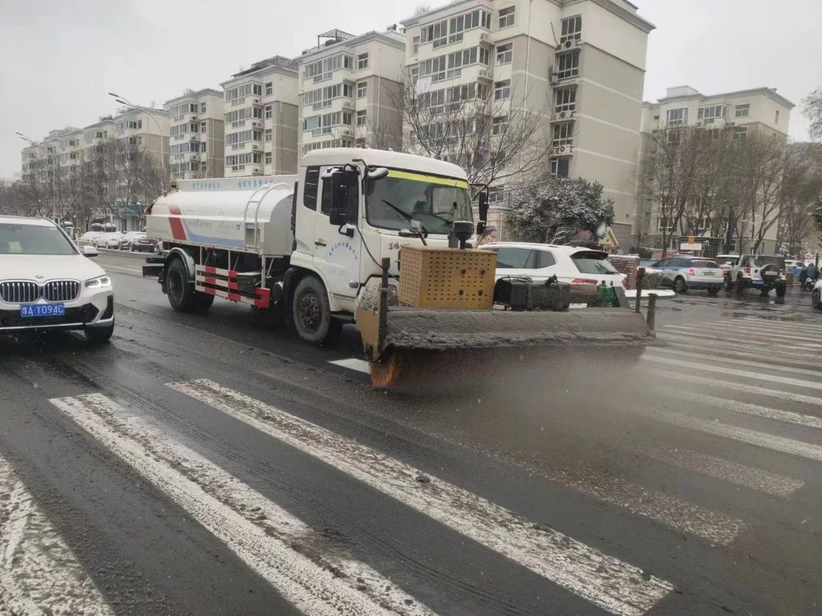 雷火电竞首页：安阳环卫系统铲冰除雪确保道路畅通(图7)