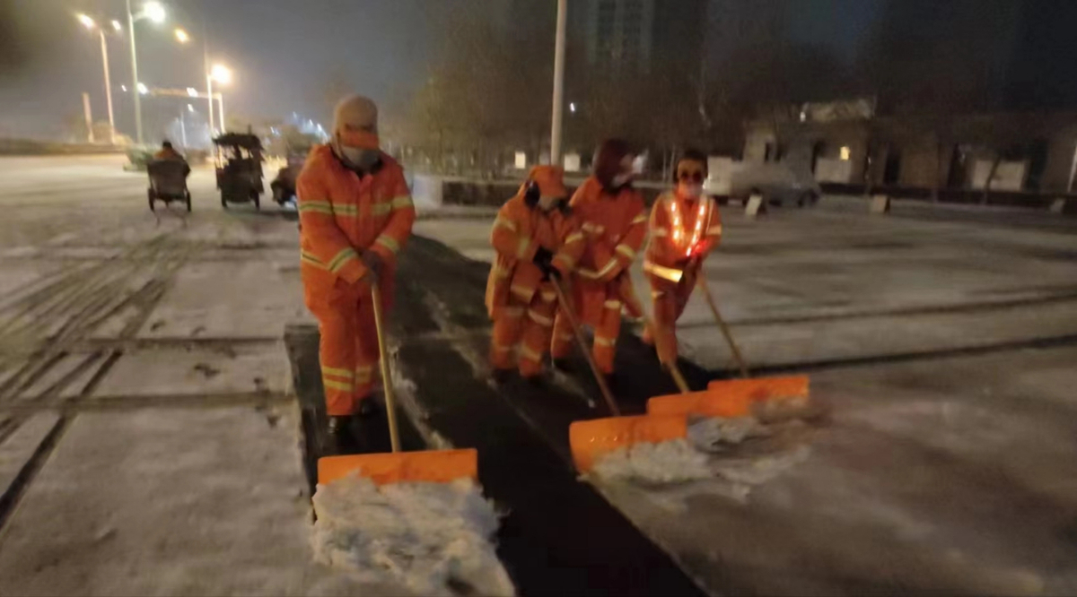 ‘雷火电竞首页’安阳环卫系统铲冰除雪确保道路畅通(图4)