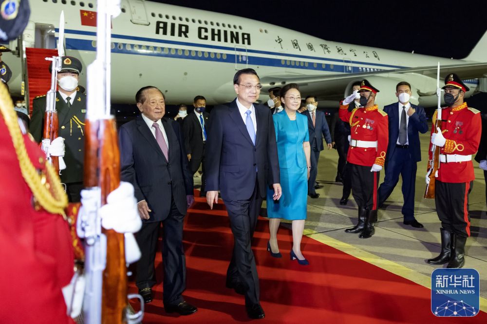李克强抵达金边出席东亚合作领导人系列会议并对柬埔寨进行正式访问