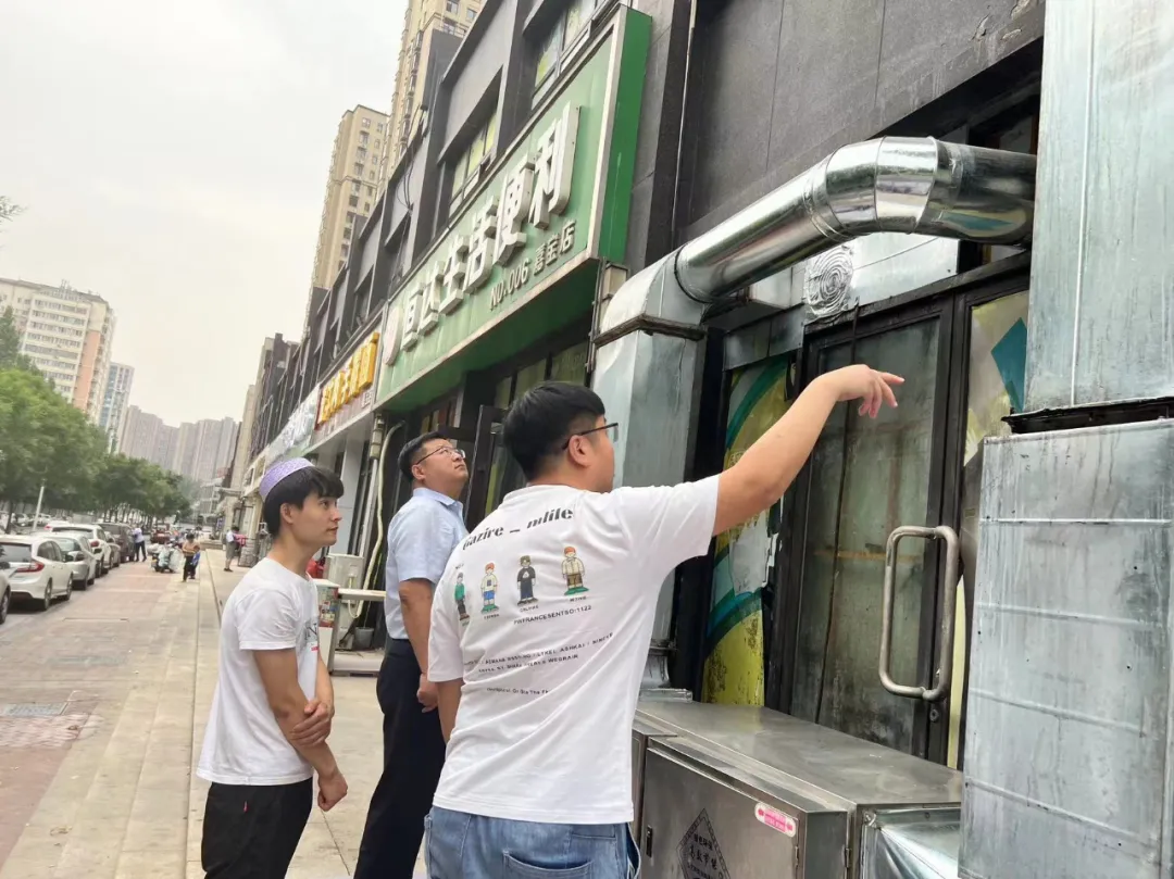 安阳城市管理局领导检查文峰区重点区域餐饮油烟治理工作