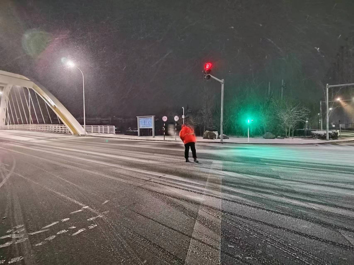 雷火电竞首页：安阳环卫系统铲冰除雪确保道路畅通(图2)