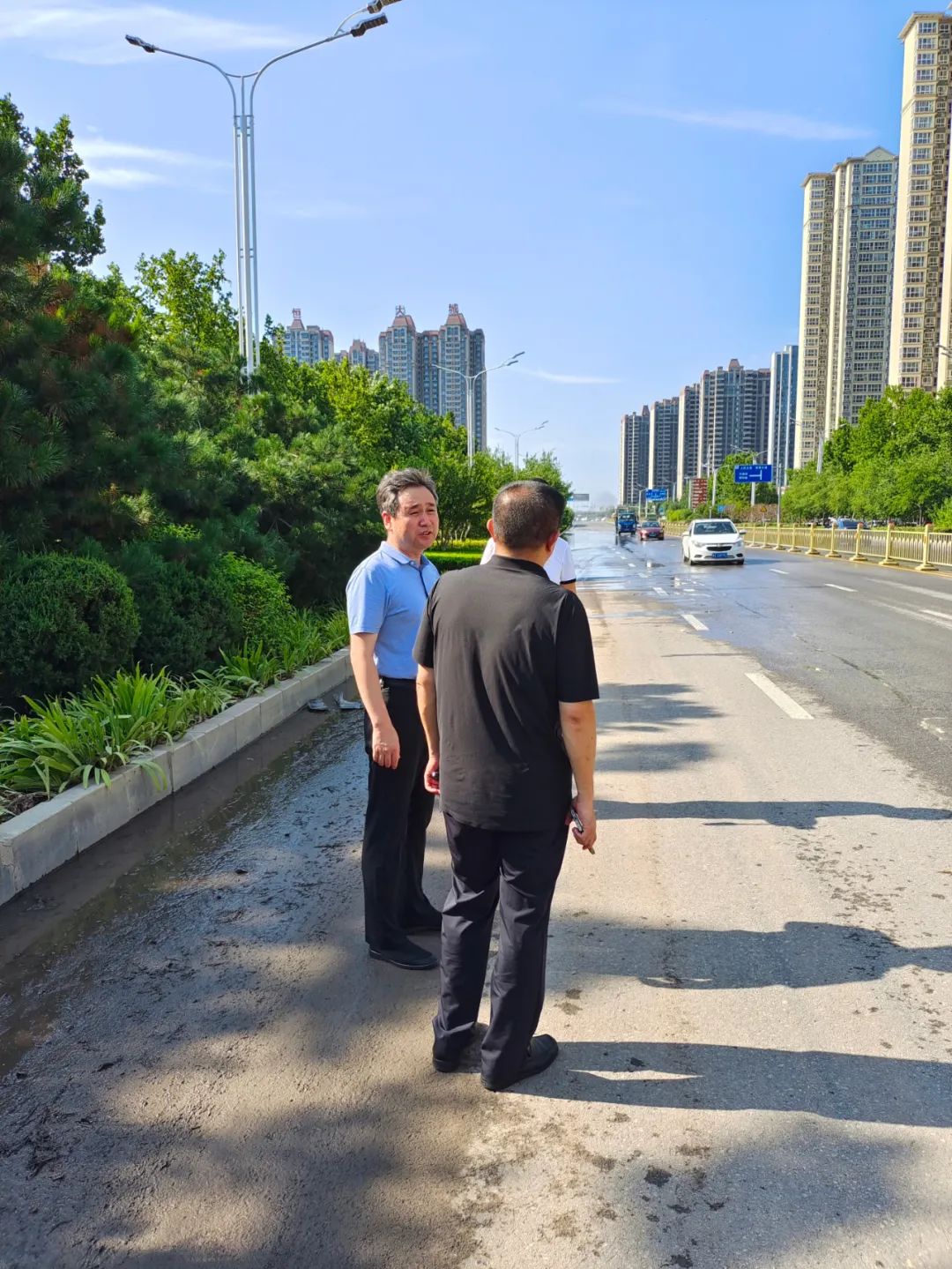 安阳城市管理局主要领导调研检查市区暴雨后道路市容环境整治工作