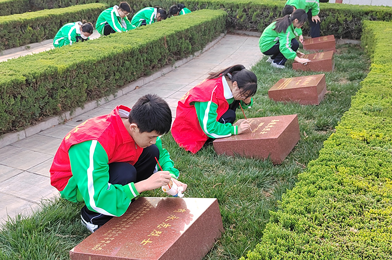 市烈士陵园组织志愿者开展“墓区描金、清扫环境”活动