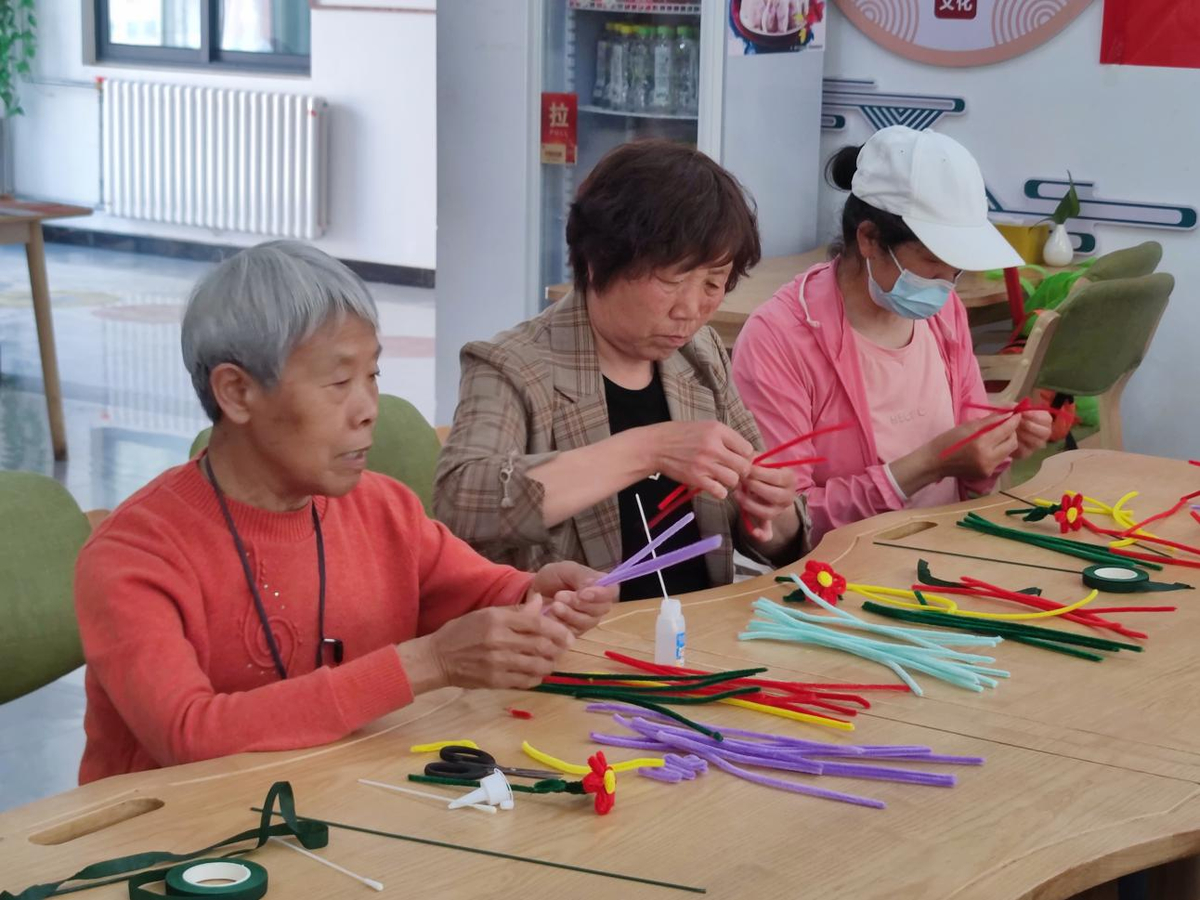 北关区民政局社工站开展“花漾芳华 爱在心间”母亲节主题活动