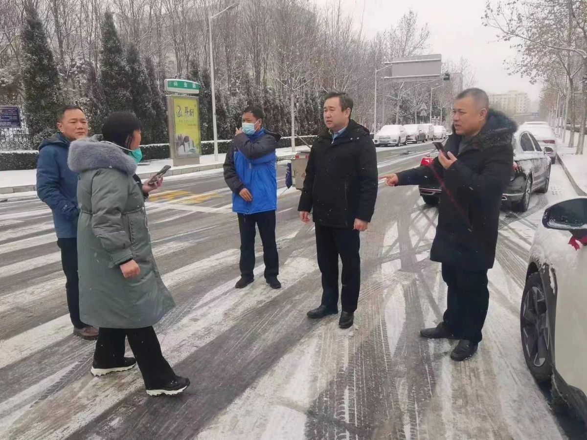 ‘雷火电竞首页’安阳环卫系统铲冰除雪确保道路畅通(图6)