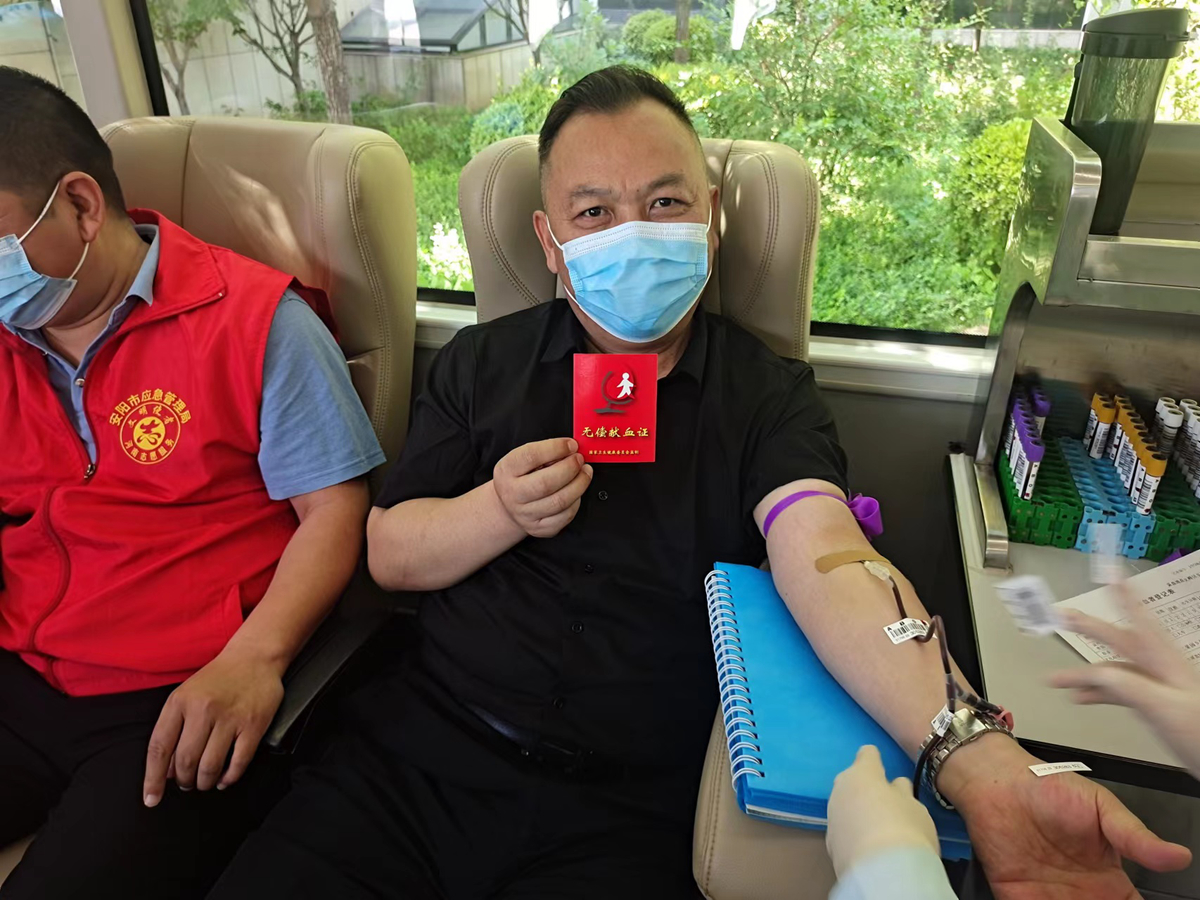 安阳市应急管理局开展“喜迎二十大、为党旗  添彩、为生命接力”无偿献血志愿服务活动