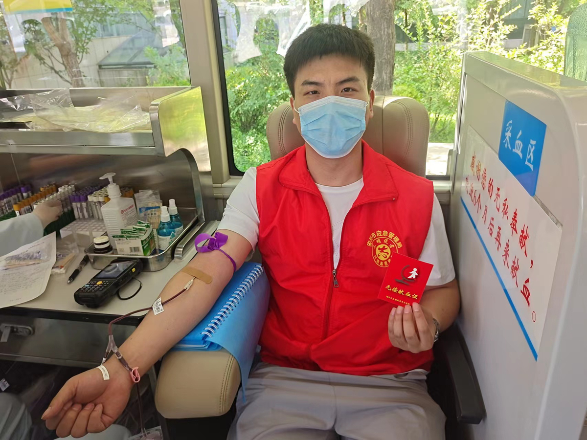 安阳市应急管理局开展“喜迎二十大、为党旗  添彩、为生命接力”无偿献血志愿服务活动