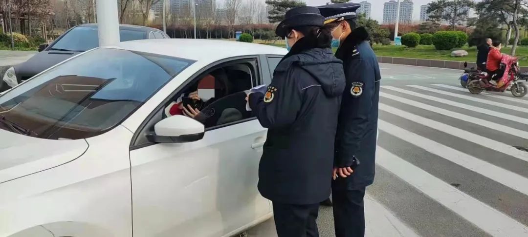 雷火电竞首页|城管交警联动执法治理车辆违停(图2)