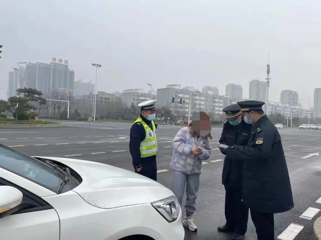 雷火电竞首页|城管交警联动执法治理车辆违停(图1)