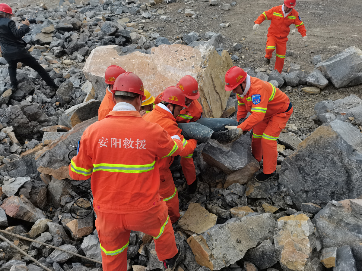 市工矿应急救援中心与矿山企业开展联合应急救援演练
